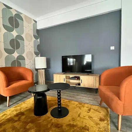 2 Standing Hyper Centre Apartment *
